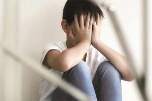 Πραγματικά δεν το χωράει ο νους… Με τρόπο σοκαριστικό, χτύπησε ξανά η μοίρα ένα μικρό παιδί, στο Βαρθολομιό Ηλείας, καθώς ορφάνεψε για δεύτερη φορά, μόλις στα 12 του χρόνια. Συγκεκριμένα, ο 12χρονος, που είχε χάσει σε πολύ μικρή ηλικία τους φυσικούς του γονείς, πρόσφατα έχασε και τους θετούς, οι οποίοι πέθαναν από επιπλοκές του κοροναϊού, με λίγες μέρες διαφορά.