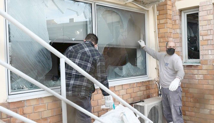 Εμφανείς οι ζημιές που προκάλεσαν τα μέλη του Ρουβίκωνα
