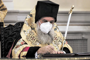 Ο κ. Ευγένιος υπογράφει μετά την τελετή διαβεβαίωσης