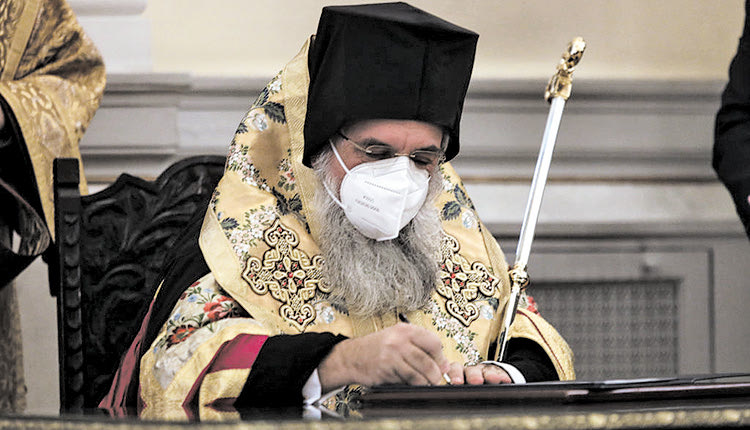 Ο κ. Ευγένιος υπογράφει μετά την τελετή διαβεβαίωσης