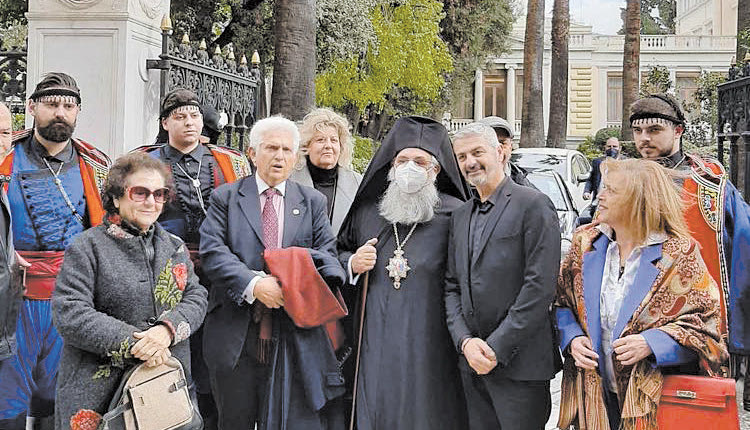 Έξω από το Προεδρικό Μέγαρο τον κ. Ευγένιο υποδέχτηκαν  μέλη του Συλλόγου “Αρκάδι” 