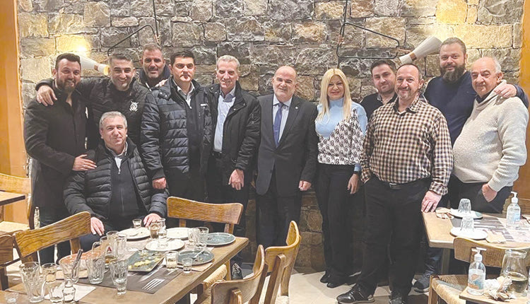 Έκοψαν την πίτα τους  Με την παρουσία του προέδρου της ΓΕΣΕΒΕ και ΠΟΕΣΕ Γιώργου Καββαθά για την προγραματισμένη εκδήλωση για την επιχειρηματικότητα που έγινε στο Ηρακλειο υπό την αιγίδα της Περιφέρειας Κρητης, ο Σύνδεσμος Επισιτισμού και Διασκέδασης Νομού Ηρακλείου (ΣΕΕΔΝΗ) έκοψε την πίττα του σε γνωστό εστιατόριο του Ηρακλείου.