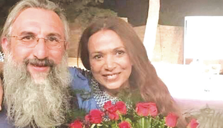 Απο τον καλλιτεχνικό χώρο “φαν“ του νέου Αρχιεπισκόπου Κρήτης, σύμφωνα με έγκυρες πληροφορίες μας, είναι η ποιοτική, ταλαντούχος ηθοποιός Χριστίνα Αλεξανιάν.