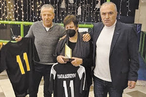 Η Μαρία Παπαδοπούλου παρέλαβε το βραβείο για τιον άνδρα της