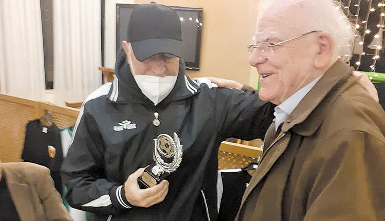   Ο κ. Δουλουφάκης στη     βράβευση του κ. Ντάγκινη