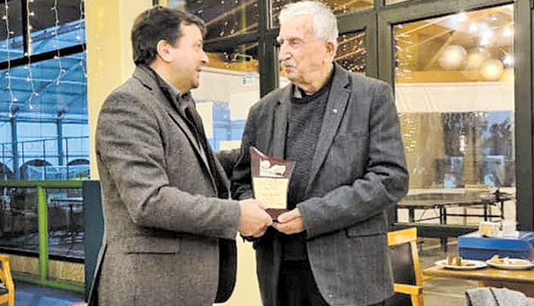 Ο κ. Συριγωνάκης βράβευσε τον κ. Παιδάκη