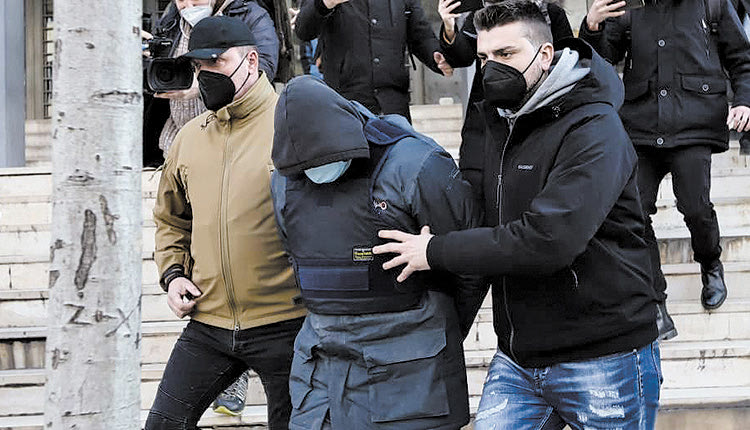 Ο 23χρονος οδηγήθηκε χθες στον εισαγγελέα φορώντας αλεξίσφαιρο γιλέκο