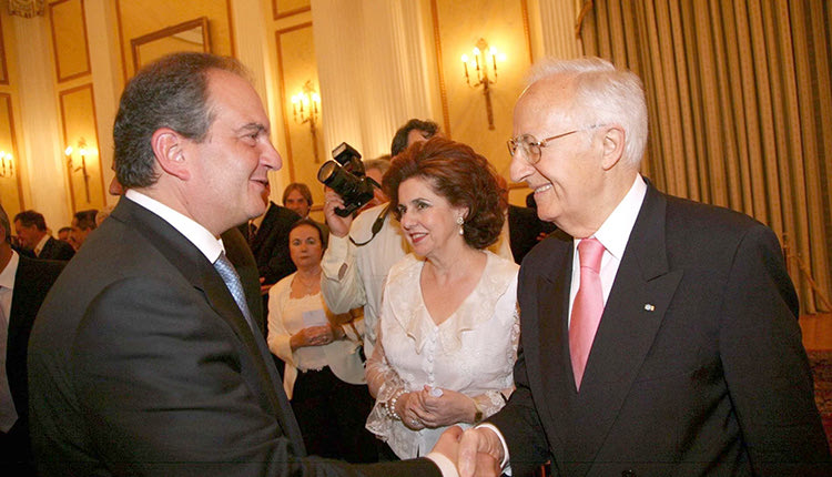 Ο Χρήστος Σαρτζετάκης με τον Κώστα Καραμανλή 