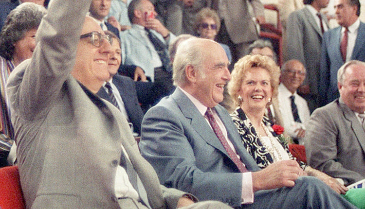 Με τον Ανδρέα Παπανδρέου στο Ευρωμπάσκετ το 1987