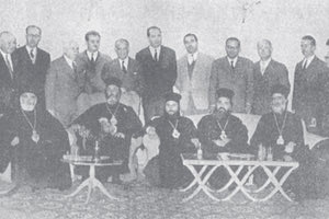 ΦΩΤΟΗΜΕΡΑΣ: ΜΙΑ ΦΩΤΟΓΡΑΦΙΑ- ΝΤΟΚΟΥΜΕΝΤΟ το Νοέμβριο του 1959. Ο τότε Αρχιεπίσκοπος Ευγένιος με τους τότε επισκόπους Αρκαδίας Τιμόθεο, Κυδωνίας Νικηφόρο, Λάμπης Ισίδωρο, Πέτρας Δημήτριο, Κισάμου Ειρηναίο και όλους τους βουλευτές της Κρήτης φωτογραφημένοι στην Αθήνα.