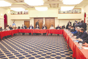 ΣΕΙΣΜΟΠΛΗΚΤOI: Η σύσκεψη με το κυβερνητικό κλιμάκιο πραγματοποιήθηκε στο ξενοδοχείο «Ατλαντίς»