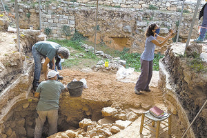 ΤΑ ΣΥΓΚΛΟΝΙΣΤΙΚΑ ΠΡΩΤΑ ΑΠΟΤΕΛΕΣΜΑΤΑ ΤΗΣ ΕΡΕΥΝΑΣ ΣΤΟΝ ΛΟΦΟ ΚΑΣΤΕΛΛΙ ΣΤΑ ΧΑΝΙΑ Ο χώρος της μεγάλης θυσίας και οι ομοιότητες με την Κνωσό