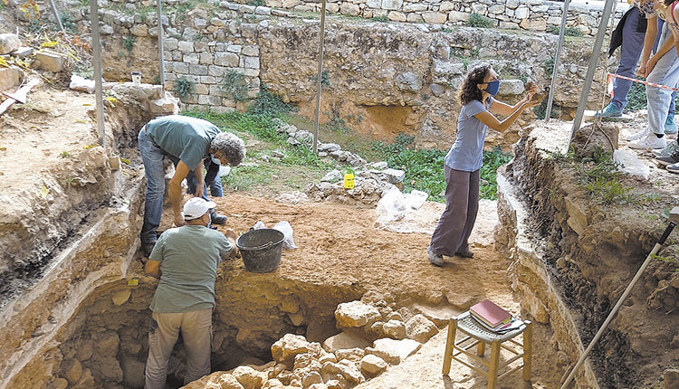 ΤΑ ΣΥΓΚΛΟΝΙΣΤΙΚΑ ΠΡΩΤΑ ΑΠΟΤΕΛΕΣΜΑΤΑ ΤΗΣ ΕΡΕΥΝΑΣ ΣΤΟΝ ΛΟΦΟ ΚΑΣΤΕΛΛΙ ΣΤΑ ΧΑΝΙΑ Ο χώρος της μεγάλης θυσίας και οι ομοιότητες με την Κνωσό