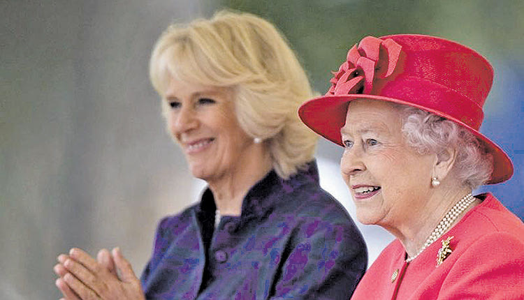 Η βασίλισσα Ελισάβετ της Βρετανίας ανακοίνωσε το Σάββατο ότι επιθυμεί η σύζυγος του πρίγκιπα Καρόλου, η Καμίλα, να λάβει τον τίτλο της βασίλισσας όταν αυτός γίνει βασιλιάς, μια κίνηση που εδραιώνει τον ρόλο της στην καρδιά της βασιλικής οικογένειας.