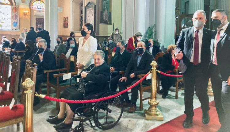 Εκατοντάδες οι παρόντες εντός του Αγίου Μηνά στην τελετή ενθρόνισης του Σεβασμιότατου Αρχιεπισκόπου Κρήτης κ. Ευγενίου, αλλά μία παρουσία ήταν η πιο ξεχωριστή για τον ίδιο. Και δεν θα μπορούσε να γίνει αλλιώς καθώς επρόκειτο για την 96χρονη θεία του Γιαννούλα Τσαγκαράκη.
