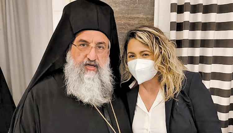 Ο νέος Αρχιεπίσκοπος Κρήτης κ.κ. Ευγένιος είχε πολλές φορές μιλήσει δημόσια ως μητροπολίτης Ρεθύμνης για την αξία του εμβολιασμού και το εμβόλιο του κοροναϊού που είναι “δώρο Θεού στην ανθρωπότητα” όπως είχε πει, προτρέποντας τον κόσμο να τρέξει να εμβολιαστεί.  Είναι βέβαιο ότι από τη νέα του θέση θα προσπαθήσει να βοηθήσει τα μέγιστα για να πεισθούν πολλοί άνθρωποι να πάνε σε ένα εμβολιαστικό κέντρο.  Δεν γνωρίζουμε αν έχει ήδη συζητηθεί το θέμα με τη διοικήτρια της 7ης ΥΠΕ κ. Λένα Μπορμπουδάκη, αλλά σίγουρα είναι κάτι που θα γίνει στο άμεσο μέλλον.