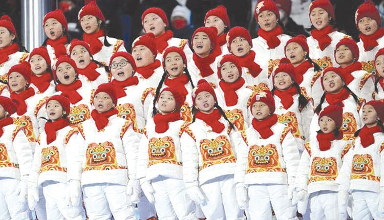 ΕΘΝΙΚΟΣ ΥΜΝΟΣ Τον έμαθαν σε 3 μήνες  Οι Κινέζοι διοργανωτές μάς χάρισαν ένα συγκλονιστικό θέαμα στην τελετή έναρξης των Χειμερινών Ολυμπιακών Αγώνων του 2022 στο Πεκίνο.