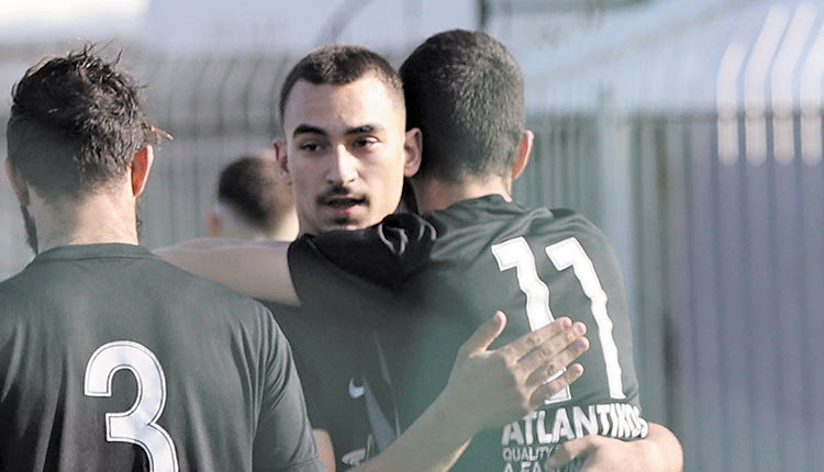 οι παίκτες του ΑΟΤ στο γήπεδο της Βαγιάς