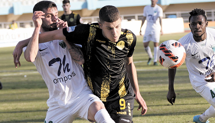  Ο Πατρινός σε μία διεκδίκηση της μπάλας