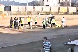 ΔΕΝ ΒΑΖΟΥΜΕ ΜΥΑΛΟ… Ένταση και επεισόδια σε αγώνα της ΕΠΣ Χαλκιδικής  