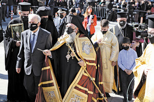Πλήθος κόσμου στην υποδοχή του Ευγένιου έξω από τον Άγιο Μηνά