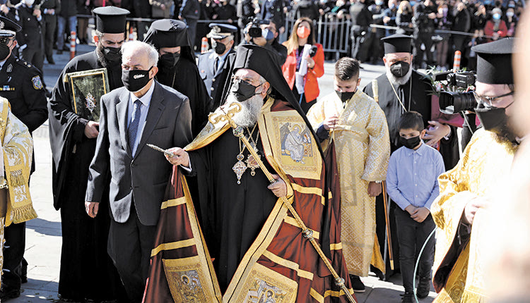 Πλήθος κόσμου στην υποδοχή του Ευγένιου έξω από τον Άγιο Μηνά