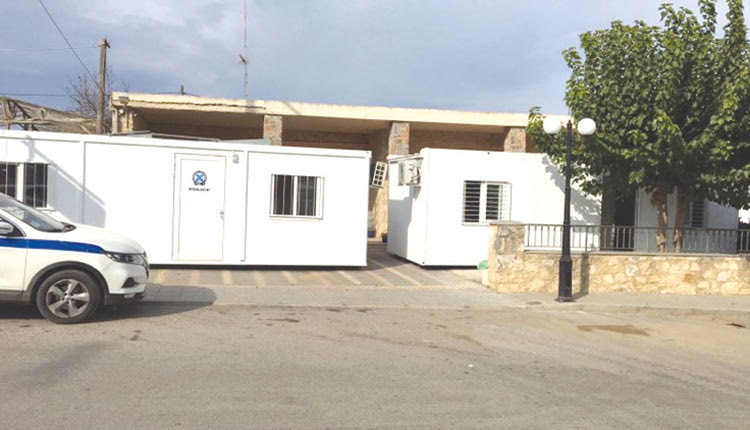 Αρκαλοχώρι: Τονωτική ένεση η παρουσία Καραμαλάκη στους... άστεγους αστυνομικούς