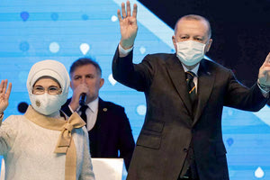 Ξεκουράζονται σπίτι… Η σύζυγος του προέδρου της Τουρκίας, Εμινέ Ερντογάν, έκανε χθες δύο tweets ενημερώνοντας για την κατάσταση της υγείας της ίδιας, αλλά και του Ρετζέπ Ταγίπ Ερντογάν.