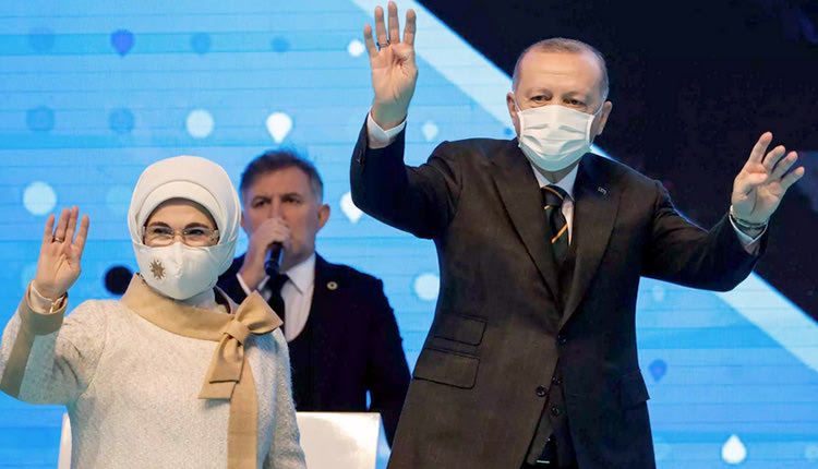 Ξεκουράζονται σπίτι…  Η σύζυγος του προέδρου της Τουρκίας, Εμινέ Ερντογάν, έκανε χθες δύο tweets ενημερώνοντας για την κατάσταση της υγείας της ίδιας, αλλά και του Ρετζέπ Ταγίπ Ερντογάν.