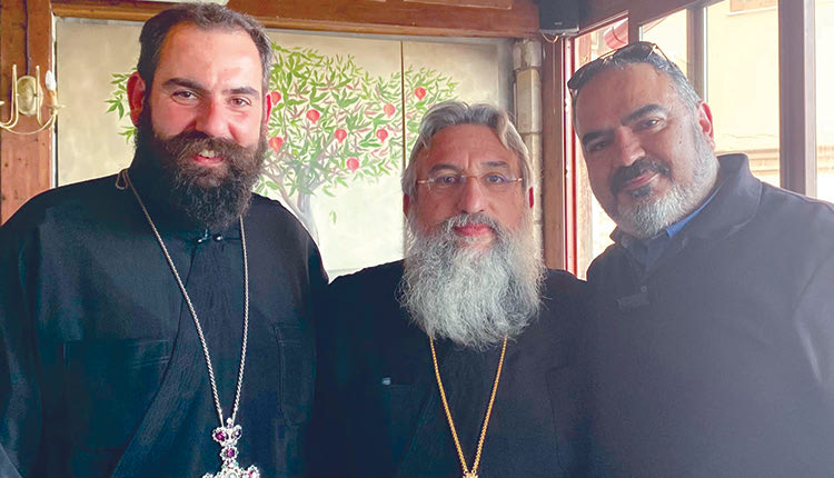 Με τους συνεργάτες του  Επρεπε να βρεθεί και με τους πιο στενούς του συνεργάτες. Μία μέρα μετά από την ενθρόνισή του, ο νέος Αρχιεπίσκοπος Κρήτης, κ. Ευγένιος, είχε την ευκαιρία να απολαύσει ένα φιλικό γεύμα με μέλη της Εκκλησία της Κρήτης στην ταβέρνα «Το Ρόδι» στη Ρογδιά.