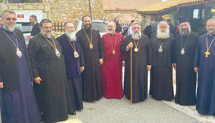 Με τους συνεργάτες του  Επρεπε να βρεθεί και με τους πιο στενούς του συνεργάτες. Μία μέρα μετά από την ενθρόνισή του, ο νέος Αρχιεπίσκοπος Κρήτης, κ. Ευγένιος, είχε την ευκαιρία να απολαύσει ένα φιλικό γεύμα με μέλη της Εκκλησία της Κρήτης στην ταβέρνα «Το Ρόδι» στη Ρογδιά.