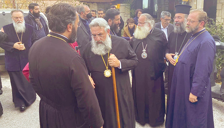 Με τους συνεργάτες του  Επρεπε να βρεθεί και με τους πιο στενούς του συνεργάτες. Μία μέρα μετά από την ενθρόνισή του, ο νέος Αρχιεπίσκοπος Κρήτης, κ. Ευγένιος, είχε την ευκαιρία να απολαύσει ένα φιλικό γεύμα με μέλη της Εκκλησία της Κρήτης στην ταβέρνα «Το Ρόδι» στη Ρογδιά.