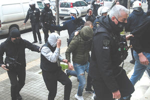 Ύβρεις και κατάρες για τους οκτώ συλληφθέντες