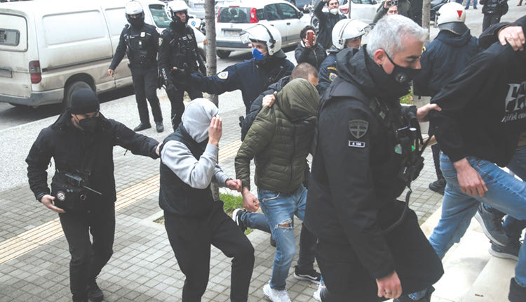 Ύβρεις και κατάρες για τους οκτώ συλληφθέντες