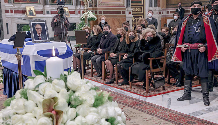 Με τιμές αρχηγού κράτους η κηδεία Σαρζτετάκη