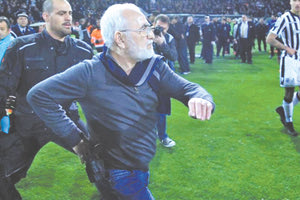 Ο κ. Σαββίδης είχε εισβάλει με όπλο στον αγωνιστικό χώρο, οργισμένος από την απόφαση του διαιτητή