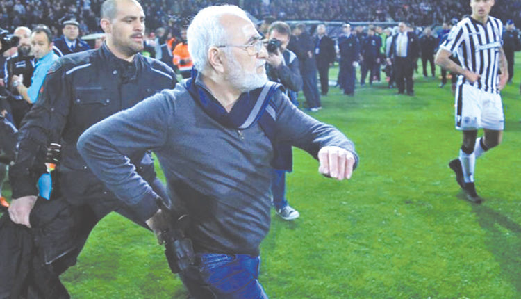 Ο κ. Σαββίδης είχε εισβάλει με όπλο στον αγωνιστικό χώρο, οργισμένος από την απόφαση του διαιτητή