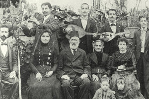 ΦΩΤΟΗΜΕΡΑΣ: Εβραϊκή οικογένεια στην Κρήτη. Χανιά, 1900, γράφει η φωτογραφία.