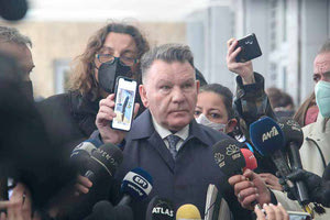 Ο κ. Κούγιας επιδεικνύει στο κινητό του το μαχαίρι που ανάρτησε ο γιος του ιδιοκτήτη του ΠΑΟΚ