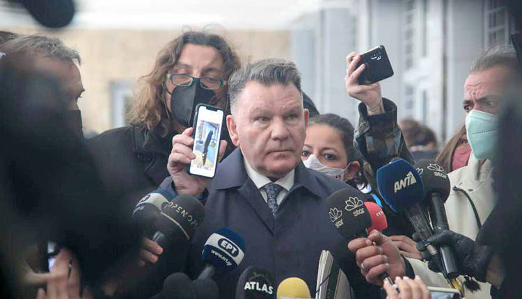 Ο κ. Κούγιας επιδεικνύει στο κινητό του το μαχαίρι που ανάρτησε ο γιος του ιδιοκτήτη του ΠΑΟΚ