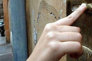 ΡΕΘΥΜΝΟ: Τρομοκρατούσε φοιτήτριες χτυπώντας τα κουδούνια τους