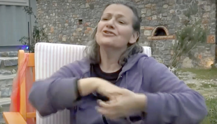 Η Δήμητρα Σωτηριάδου, γνωστή από τα ρεπορτάζ της στο MEGA, αποφάσισε να κάνει μια μεγάλη αλλαγή στη ζωή της. Από εκεί που ήταν στην πρώτη γραμμή του ρεπορτάζ, τώρα μένει στην κορυφή ενός βουνού στην Κρήτη, σε κοντέινερ και μάλιστα χωρίς ρεύμα.