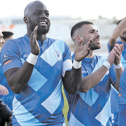  Οι παίκτες και το τεχνικό επιτελείο του Ηροδότου πανηγύρισαν την τρίτη φετινή νίκη της ομάδας