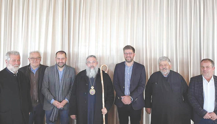 …Και τα δώρα συνεχίζονταν από ό,τι είδα από άλλες φωτογραφίες, όπως αυτή που ανέβασε ο πρώην αντιπεριφερειάρχης Κ.Φασουλάκης. Ο Ευγένιος κρατούσε μια κρητική κατσούνα, δώρο που του έκαναν και όπως έγραψε ο Πορφύριος θα τη…χρειαστεί σύντομα!