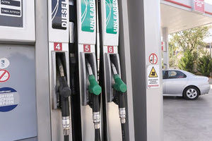 Γιατί τα καύσιμα... καίνε πρατηριούχους και καταναλωτές