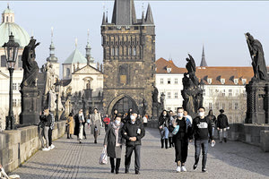 Σε άρση των μέτρων κατά του κοροναϊού προχωρούν οι χώρες της Ευρώπης