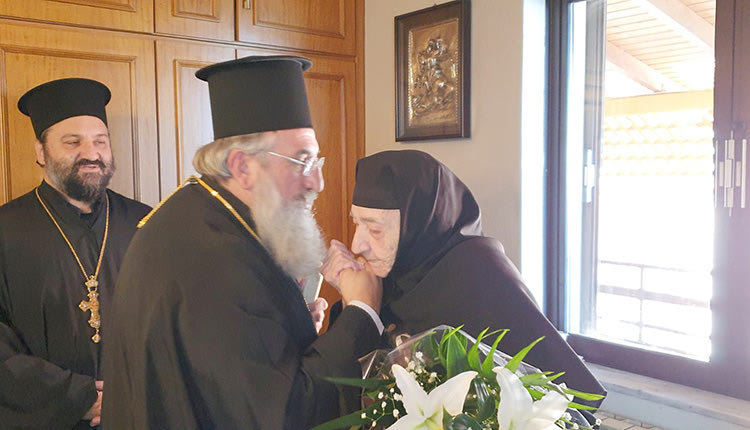 Ο προκαθήμενος της Εκκλησίας της Κρήτης επισκέφθηκε την γερόντισσα Αικατερίνα Μαρκουλάκη
