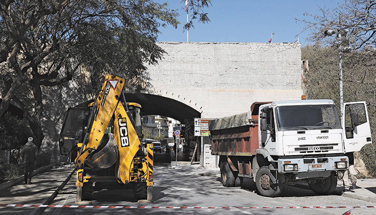 Ολοκληρώθηκαν και από τις δύο πλευρές οι εργασίες για την απομάκρυνση των επικίνδυνων τμημάτων