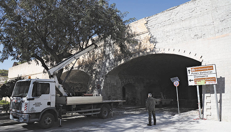 Εργασίες για την απομάκρυνση των τμημάτων που θεωρούνταν επικίνδυνα
