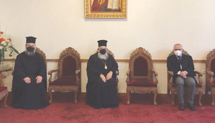 Εθιμοτυπική επίσκεψη στον νέο Αρχιεπίσκοπο Κρήτης κ Ευγένιο πραγματοποίησε το πρωί του Σαββάτου   ο Πρόεδρος του Δημοτικού Συμβουλίου Ηρακλείου Γρηγόρης Πασπάτης. Ο κ. Πασπάτης ευχήθηκε στον Αρχιεπίσκοπο καλή επιτυχία στα καινούργια του καθήκοντα ενώ συζήτησαν σε καλό κλίμα θέματα ; ενδιαφέροντος.